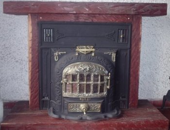 Hogar inglés con mueble de quebracho